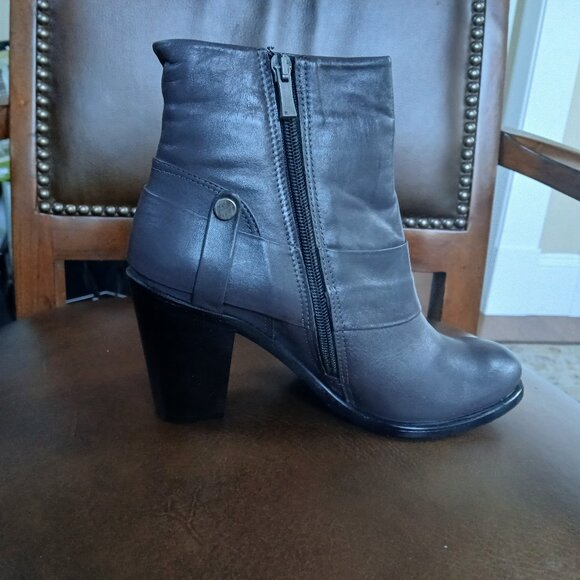All leather new womens short boot. - Picture 7 of 9